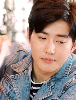 suhocean: a boyfriend who hands you some napkins using chopsticks 