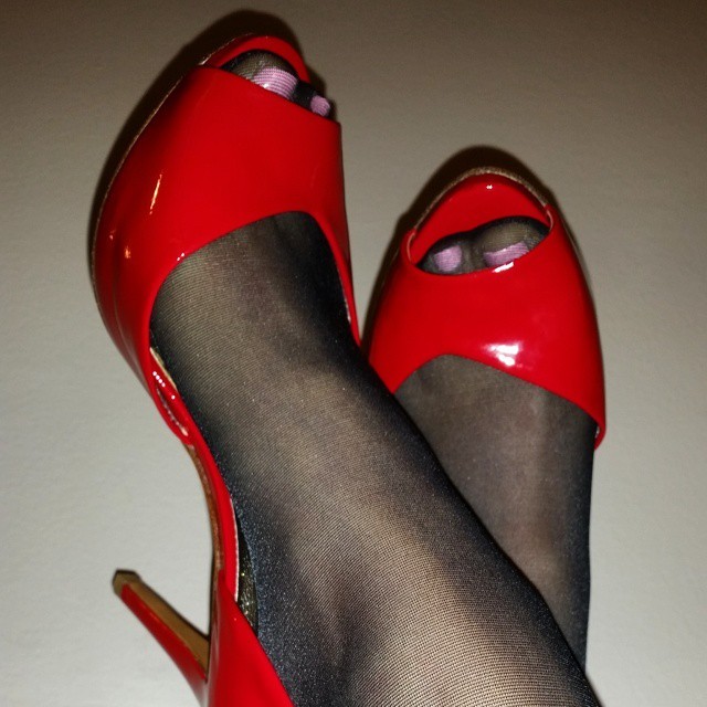 herhosiery:  Loving my new heels… wearing some silky #Leggs #SheerEnergy #pantyhose