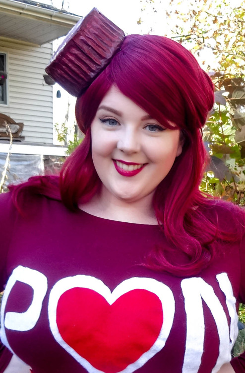 magnolia-noire:  dynastylnoire:  beardedboggan:  feetlips:  My Halloween Costume this year: Pom Wonderful bottle! I’ve always joked about sharing the same body type as my favorite juice, so I decided it was time for the vision to come alive. All of