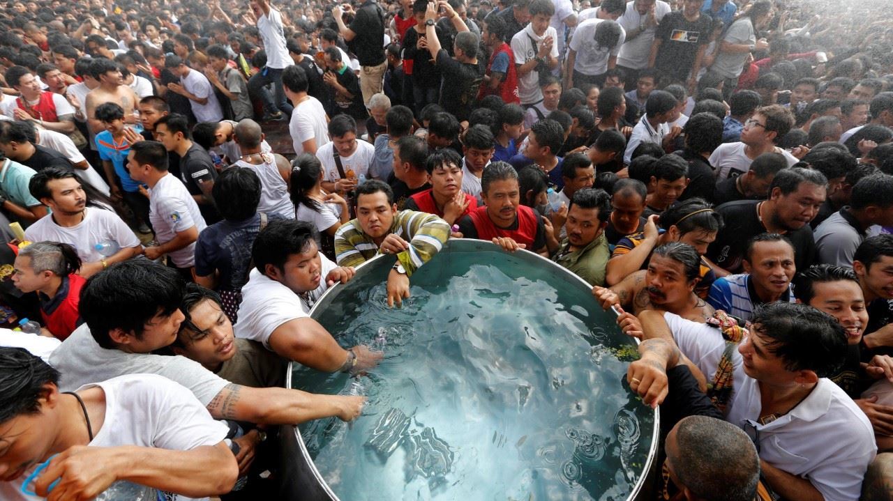 TATUAJES SAGRADOS. Festival anual de tatuajes sagrados, en el templo Wat Bang Phra en Tailandia. Cada año, miles de devotos budistas se reúnen en el templo para celebrar los tradicionales tatuajes de Sak Yant, que los usuarios creen que les traerá...