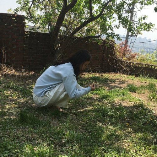 [170507] My lovely JihyoIGupdate…Spring day digging the weeds…