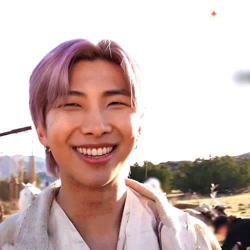 The Sun Looks Good On Him(cr. Namuspromised)