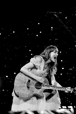 @taylorswift: 1989 Acoustic Mash Up CHAOS In Sydney (Taylor's Version)