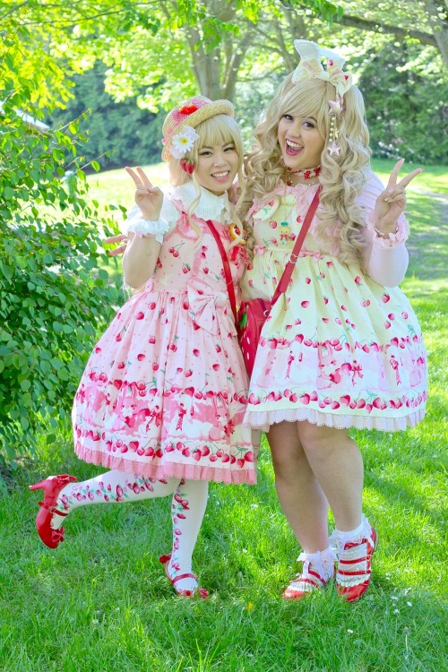 roseandinktea:*Posing intensifies* Seriously had so much fun at this meet! It was Cherry Berry Bunny madness!Amazing photos taken by Drea. Cuties from left to right:Chelsea, Ayu, Inky, and Rae~