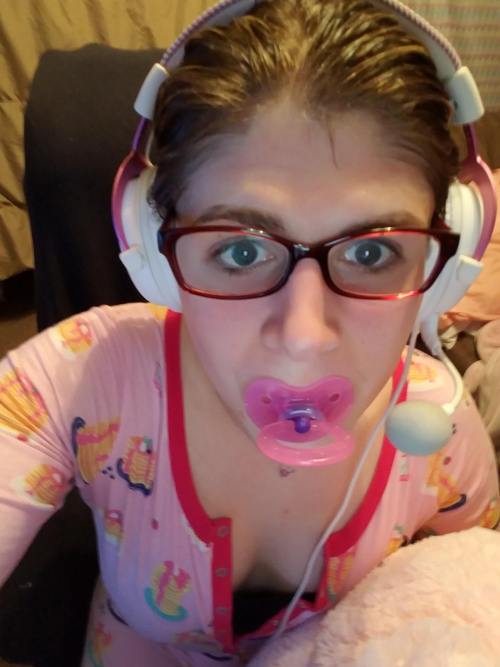 sophias-ageplay: Freshly showered after working out, now I’m in a fresh diaper, a clean onesie, and 