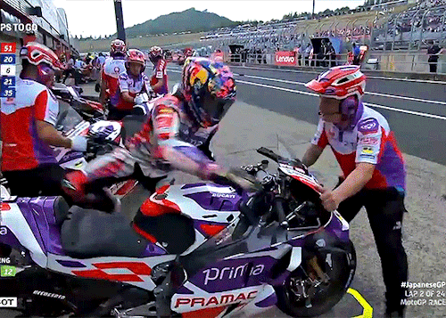 JAPAN 2023 / Bike Swaps After Everyone Started With Dry Tyres On A Rainy Track.