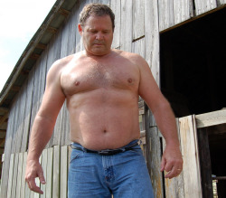 daddysbottom:  And you wonder why I went through puberty with a perpetual hard-on during the summer. Whenever I helped dad on the farm, I couldn’t help admiring his body. He often took off his shirt when it got really hot while we’re working at the