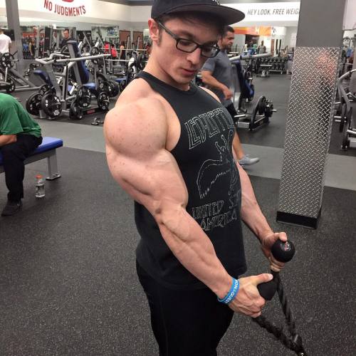 musclemen-glasses:  Josh Vogel