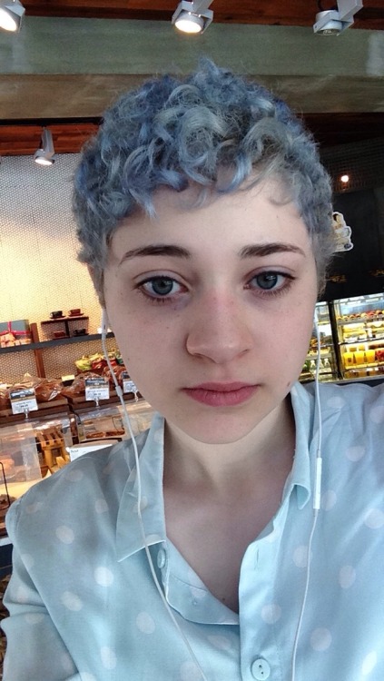 dadgami:  im in a fancy cafe and the lighting is excellent 