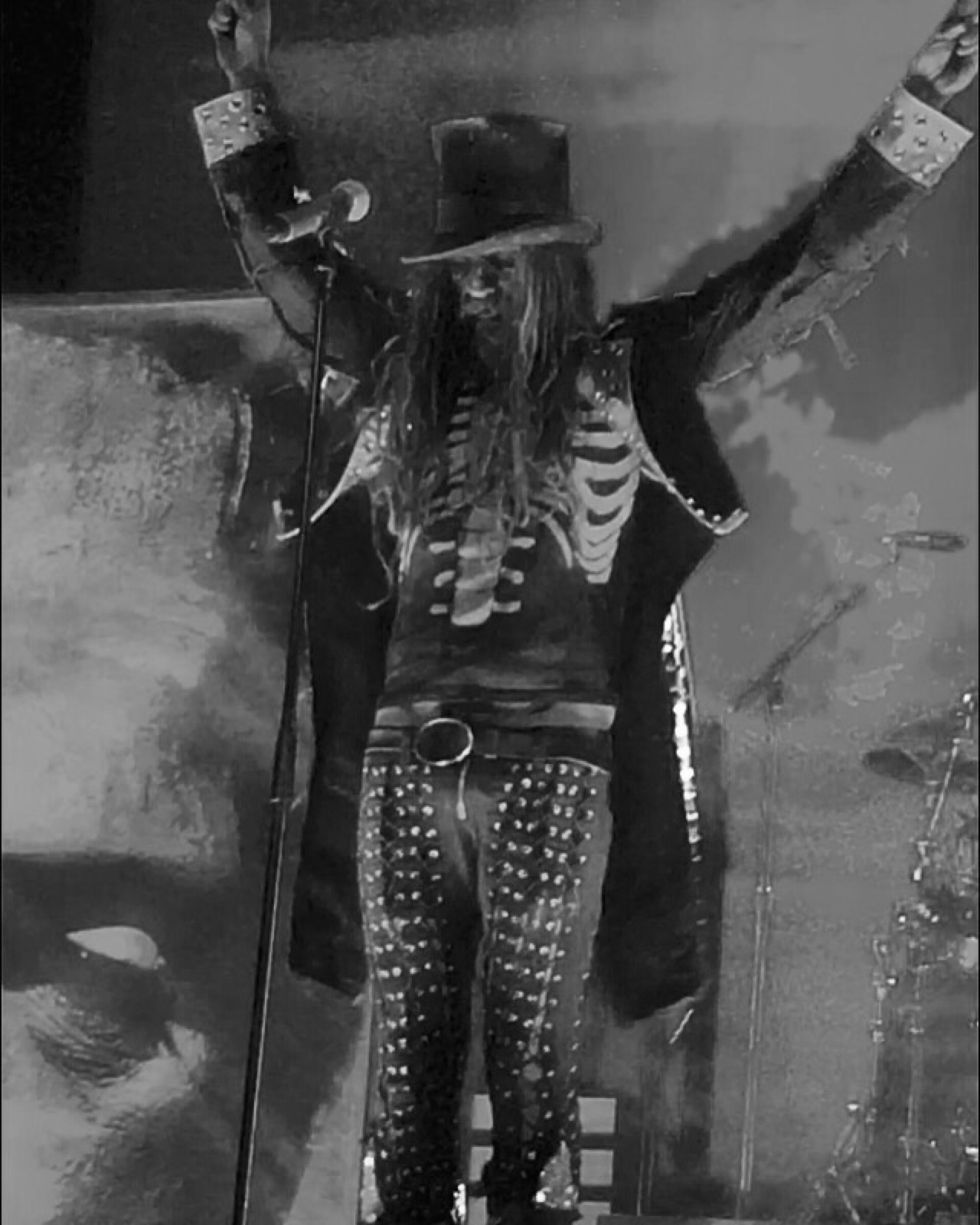 robzombievevo:  satanic-bitchuals:  Rob Zombie in Las Vegas 10/30/2015 such a kick