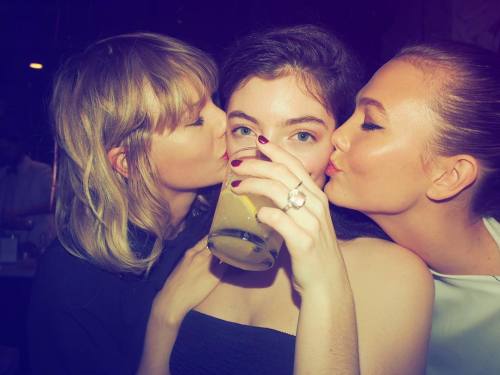 sunshinekarliekloss:lordemusic: had the best birthday party i’ve ever had tonight surrounded b