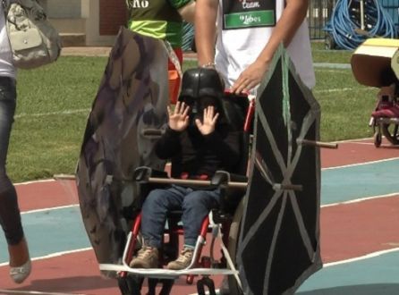 Corrida maluca com crianças cadeirantes emociona público em Porto Alegre