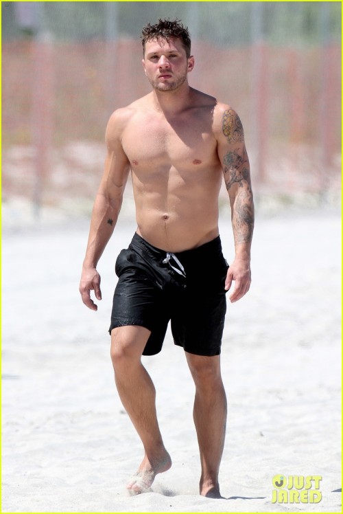 Porn jazzmenloria:  holy hot damn  Ryan Phillippe photos