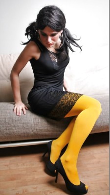 romaniansissylookingfordaddy:  love the tights!