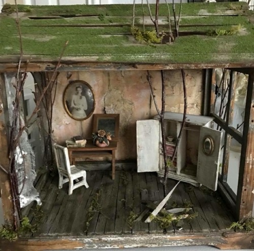 bitchofnovember:peatyrjames:sixpenceee:Abandoned Dollhouses by Juli Steel. Her Instagram is @twisted