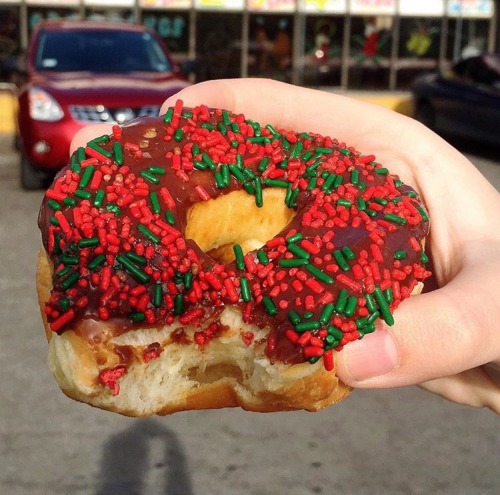 drankinwatahmelin:  mariannadominicana:  graceless-goddess:  afro-arts:  Dat Donut  www.datdonut.com  Chicago, IL  CLICK HERE for more black owned businesses!  Wow. My heart. And stomach  I need to hit up this place immediately   thats a big ass donut.