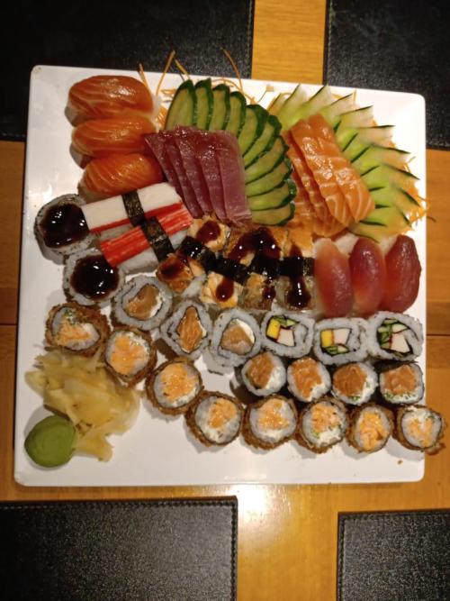 sushioverload:Wonderful sushi plate from Brazil