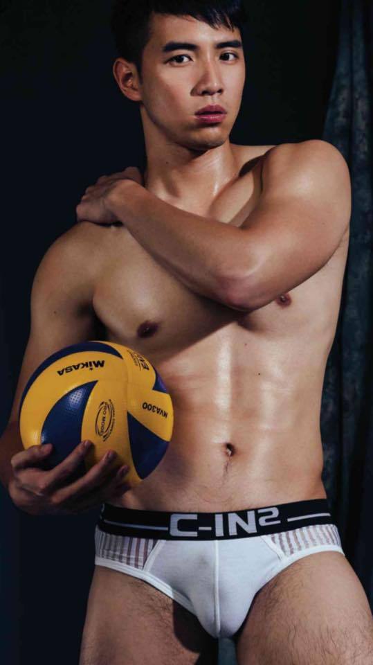 mantop106906:我超愛的男神為了  Mr Body 雜誌第6期終於脫了..毫不考慮馬上刷卡買了果然太精彩了超值得收藏的…擁有高顏質好看粗壯大腿.小腿跟性感腳毛還有看起來很誘惑屌包的台大體育生…
