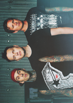 callate-mierdaxd:  blink 182 