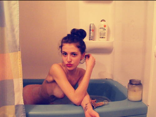 papiiblanco:  Just your fave 70’s pin up girl taking a bubble bath!petrp 