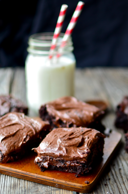 foodiebliss:  Chewy Gooey Brownies with Creamy