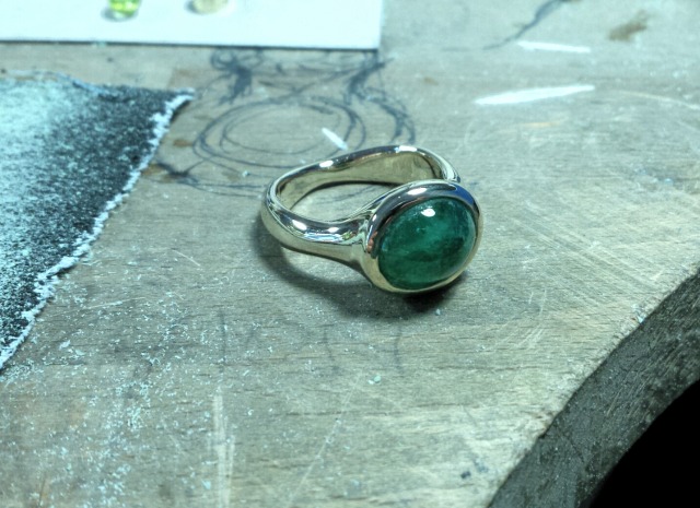 ring aus altgold mit cabochon smaragd