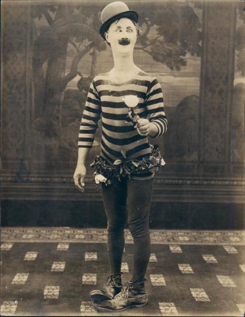 dandycapp:  IL CIRCO MACABRO (10 foto)  Dieci foto risalenti ai primi decenni del novecento, un circo senza animali ma con uomini fuori dal comune. A qualcuno potrebbe ricordare il celebre film “FREAKS” di Tod Browning.