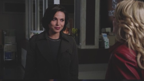 the way regina looks at emma, she are so in love 