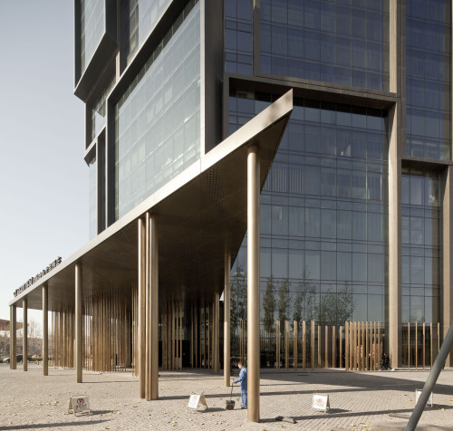 dezeen:
“Shanghai studio Neri&Hu has completed its largest project to date – a total overhaul of a hotel in China, which features an entrance surrounded by a forest of bronze columns »
”