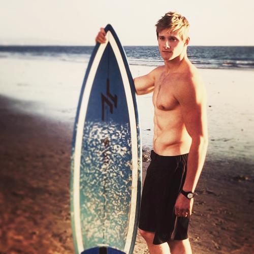 Alexander Ludwig http://hotmusclejockguys.blogspot.com/2014/06/alexander-ludwig.html