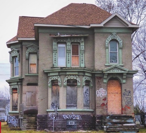 oldfarmhouse:Detroit Still Beautiful instagram.com/beautifulhouseoldandnew