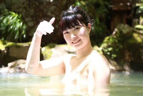 そんなところで見てないで こっちへおいでー♪ なーんちゃって #onsen #japanesegirl #溫泉 #hotsprings #sexy #セクシー #混浴温泉巡り #混浴 #ฮอตสปริ