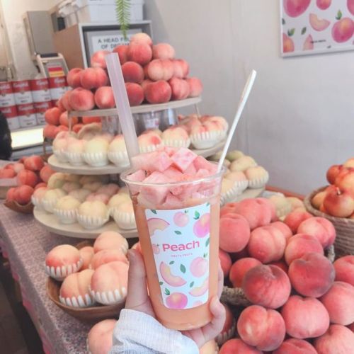 wkahei:www.instagram.com/p/B1IpJUTp6zE/When I say I want a peach smoothie, this is what I me