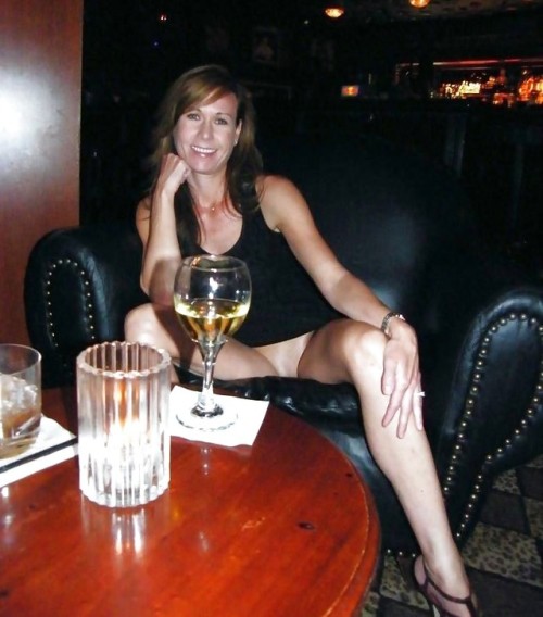 plsmrbbcstretchnfillwifey: carelessnaked: In a short dress inside a bar and showing her pussy Love h