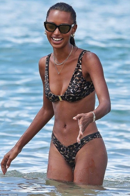 angeljastookes:Jasmine Tookes on the beach in Maui on April 3, 2018. xx