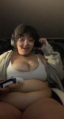 XXX softestmimi:who tryina feed me while i game photo