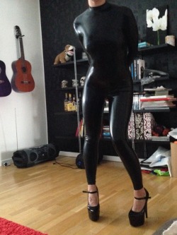 lickylinn:Tried my new catsuit.