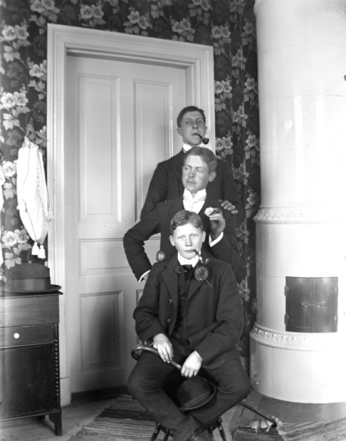 likebeesworkinginaglassh1ve: vintage-sweden:Unknown young men, 1910, Sweden.