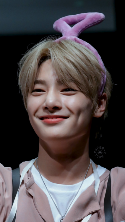 『JEONGIN』saved? reblog or like© fantaken owners