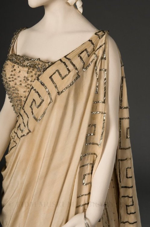 lookingbackatfashionhistory:• Evening Ensemble.Date: 1899-1901Medium: Silk, paint, metal, glass