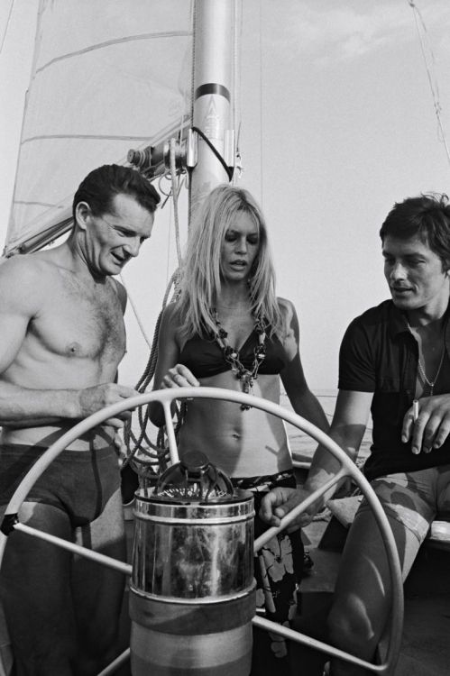 Aout 1968, Eric Tabarly, Brigitte Bardot et Alain Delon à Saint Tropez, sur le célèbre bateau Pen Du