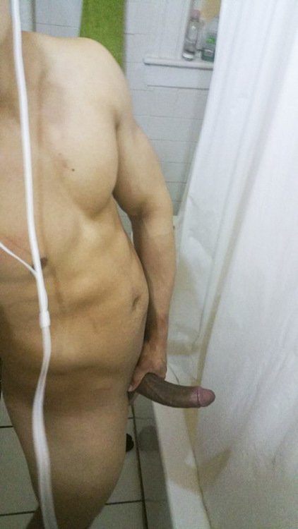 gaymedellin17:  heterosreales:   REPOST: Braymer, hetero puertoriqueño Les regresamos al guapo Braymer, que ya tiene 24 años y se mantiene en forma corriendo y ejercitándose en el gimnasio. Aun quedan un par de sorpresas mas de él. ¿Se les antoja?