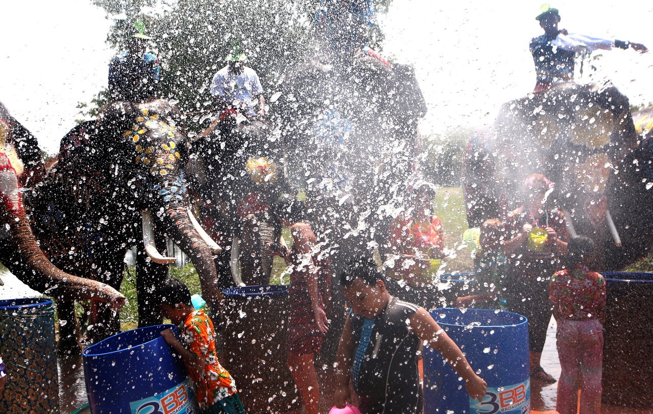 AÑO NUEVO TAILANDÉS. Elefantes y humanos se lanzan agua durante las celebraciones del Festival Songkran en Ayutthaya, Tailandia. Este Festival conmemora el Año Nuevo tailandés y dura tres días. (EFE / AFP)
MIRÁ TODA LA FOTOGALERÍA—>