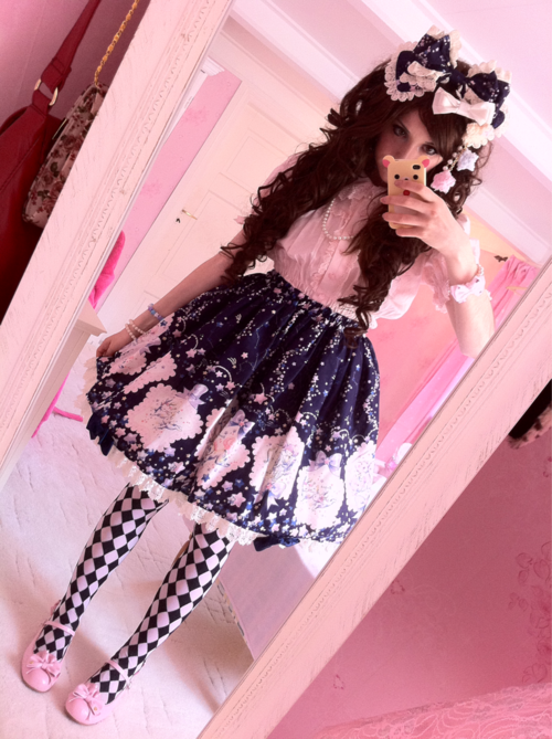 frillypinkdreams:  wow, this is a rather old outfit post! why would someone steal