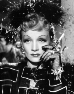 divadietrich:  Two Marlene Dietrich looks from “Seven Sinners” (1940).  