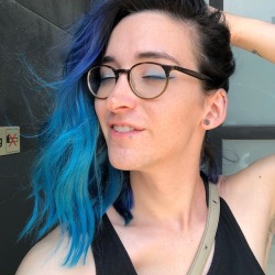 transcabforcutie:  Ya girl got her hair blue’d because she’s fucking sad!