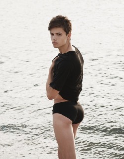 ohthentic:  aestateamo:  AMAZING BOY BUTT