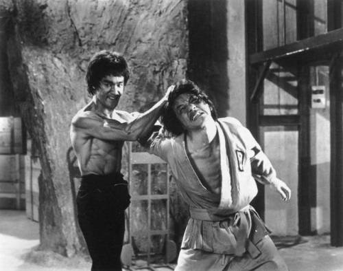 modaal:  gutsanduppercuts:  I had no idea there were so many variations of the iconic “Bruce Lee taking out Jackie Chan” shot from “Enter the Dragon.” I’m pretty sure they’re all from the same take but it’s pretty great to see the stages