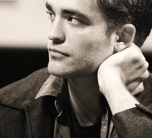 socalmom2four:  #365DoR ~ Day 200 ~ 7.19.13 ~ Favorite pic of Rob from Comic Con 2011…picked my top 10! Even with his Cosmopolis hair cut he still managed to look amazing…as always. <3 