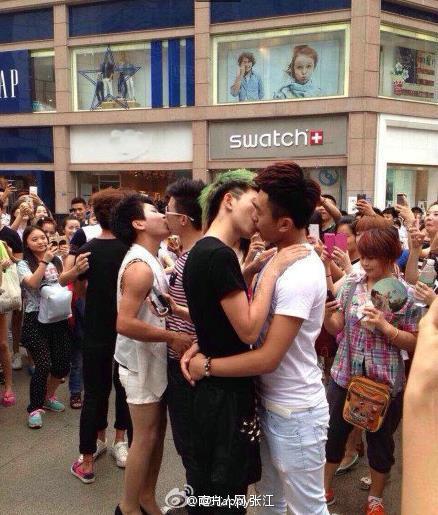fuckyeahchinesebl:  offbeatchina:  Gay couple kissing contest on the busiest shopping strip in Chengdu attracted many exciting females.   2333好多腐女 